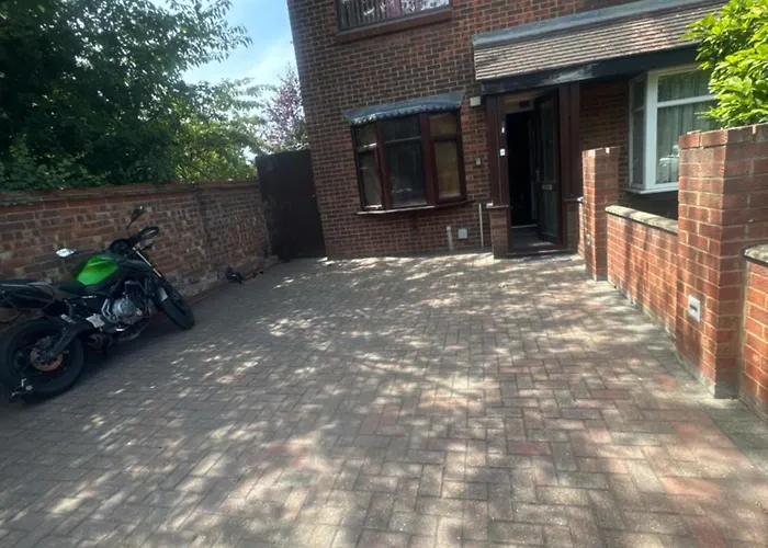 Private Room With Free Parking Close To Lake Side