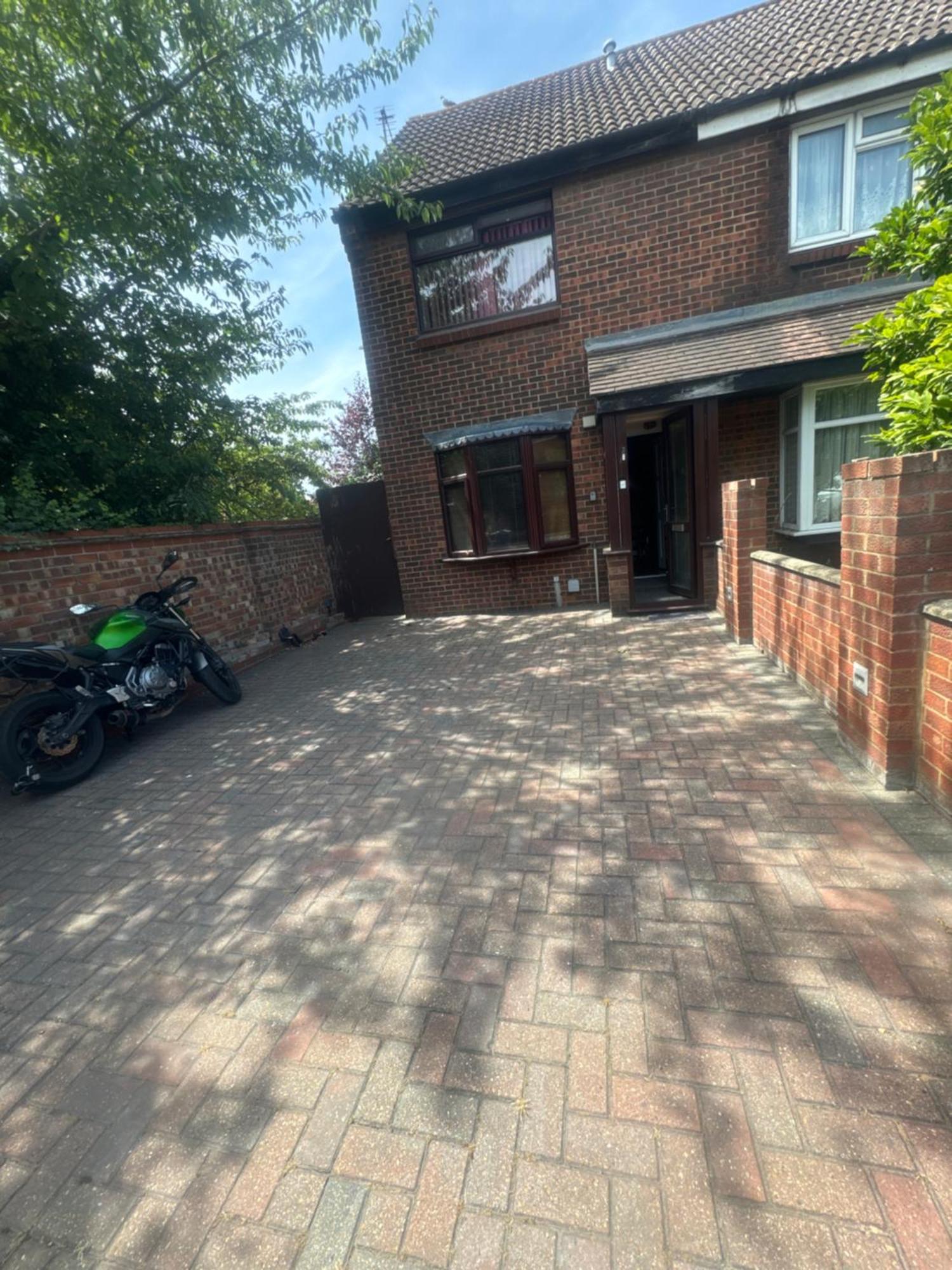 Private With Free Parking Close To Side West Thurrock